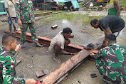 Kompak ! Satgas Yonif PR 431/SSP bersama masyarakat bahu-membahu Dirikan Patung Salib di Kampung Mumugu 2, Distrik Sawaerma Kabupaten Asmat, Papua