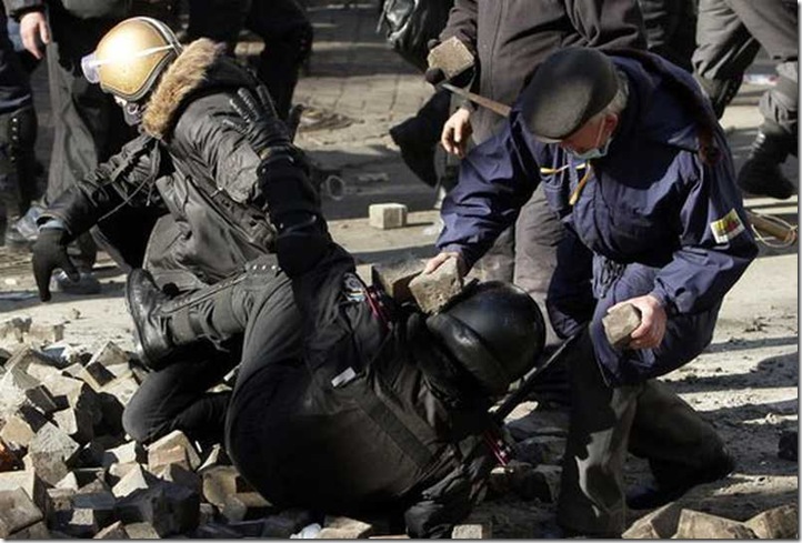 kiev-old-man-bashed-cop-with-brick