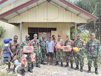 Dandim 1715/Yahukimo Berikan Bantuan Sembako Kepada Masyarakat Di Kampung Samboga Dekai