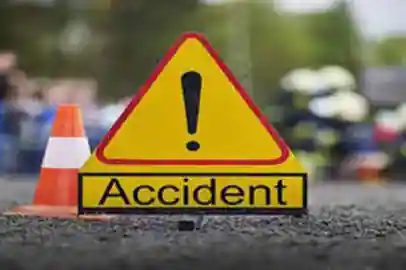 Dohrighat mau:- अनियंत्रित वाहन के धक्के से दो छात्र घायल