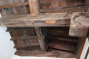 彦根城：木材(廃材か？ 穴を埋めた痕)の木組の天井型