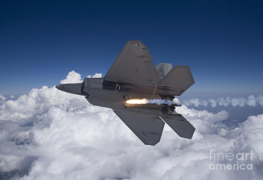 파일:external/images.fineartamerica.com/an-f-22-raptor-releases-a-flare-high-g-productions.jpg