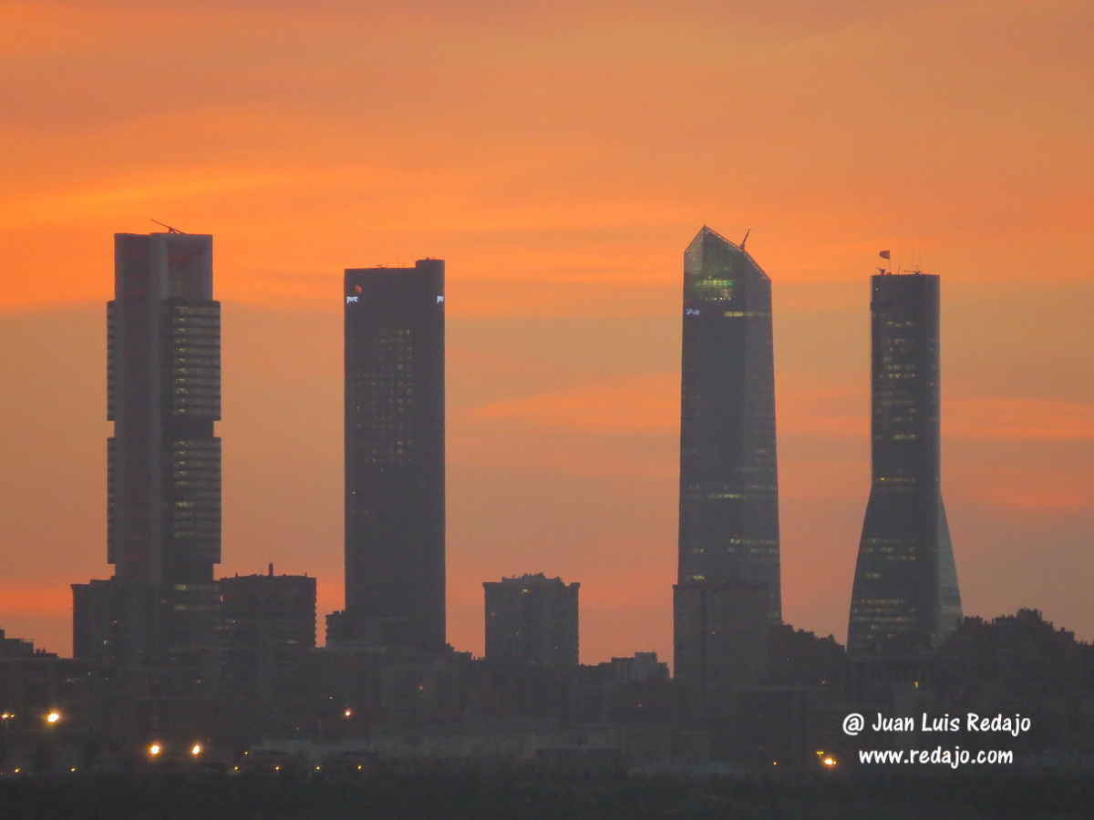Puesta de sol en Madrid entre las 4 torres de Castellana