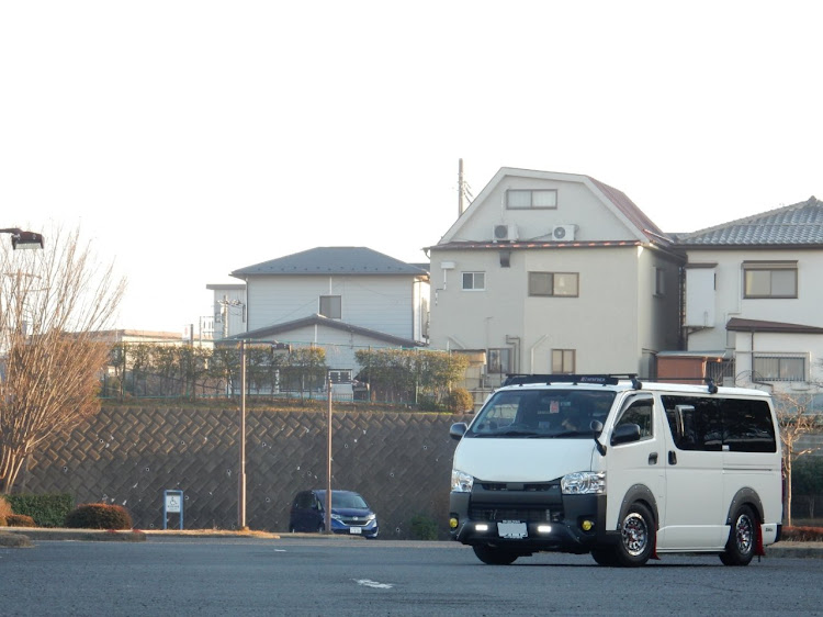 ハイエースバンのカメラ部・TRDバンパーガード・フェアリング・一眼じゃないに関するカスタム事例の投稿画像3枚目