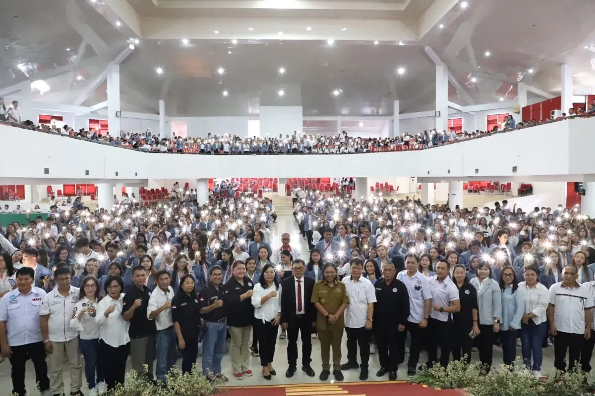 Pelepasan dan penerimaan mahasiswa KKT. (Foto Wilson Umbas untuk Indimanado.com)