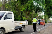 Kanit Turjawali Aipda Yogi Yanto Bersihkan Pecahan Kaca Ditengah Badan Jalan Lintas Medan - Padang