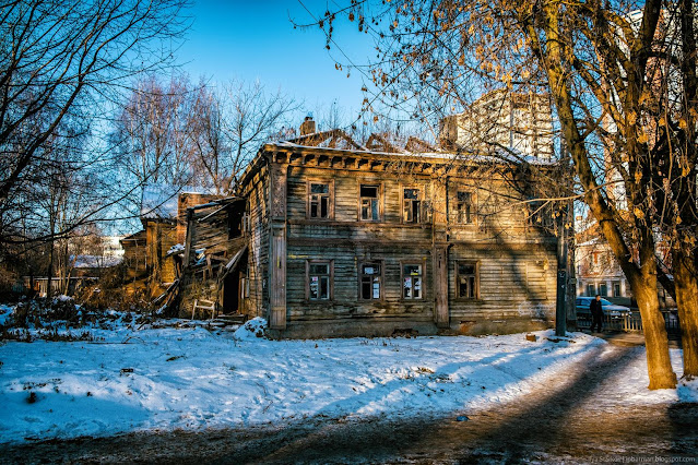 Полуразрушенный деревянный двухэтажный дом