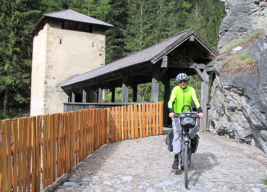 Chris on the Bike an der Brücke von Altfinstermünz