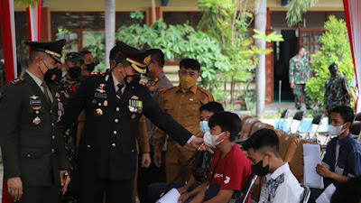 Momentum HUT TNI ke 76 Pemerintah Kabupaten Gresik Terus Menggencarkan Percepatan Vaksinasi Covid-19