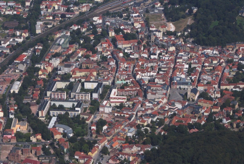 파일:external/upload.wikimedia.org/Luftbild_Eisenach_Altstadt_Lutherstadt_mit_Georgenkirche_Th%C3%BCringen_-_Foto_2009_Wolfgang_Pehlemann_Steinberg_Osttsee_IMG_0488.jpg