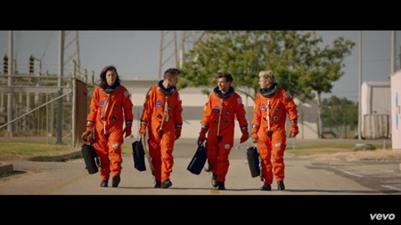 One Direction - Drag Me Down music video