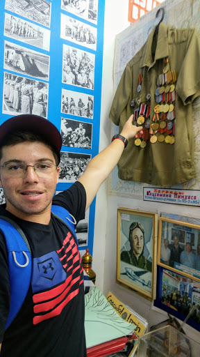 04 Школьник из Бостона нашел в музее такие же ордена, как у прадедушки.jpg