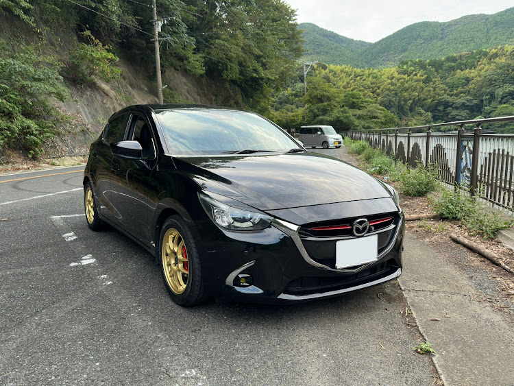 デミオのタイヤへのこだわり・アドバンフレバV701・いつもいいねありがとうございます😊に関するカスタム事例の投稿画像1枚目
