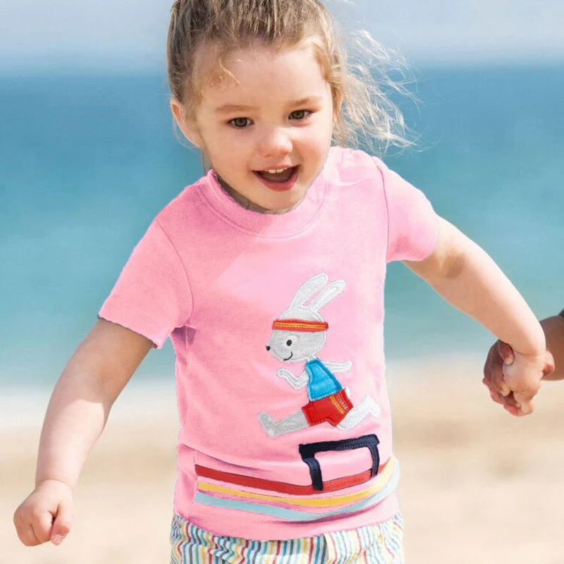 T-shirt fille col rond manches courtes en coton. Confortable, respirante et idéale pour jouer et bouger. Le vêtement parfait pour le quotidien de votre enfant.