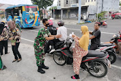 Wujud Kepedulian dan Kebersamaan, Koramil 03 Serengan Kompak FKPPI Bagi Takjil