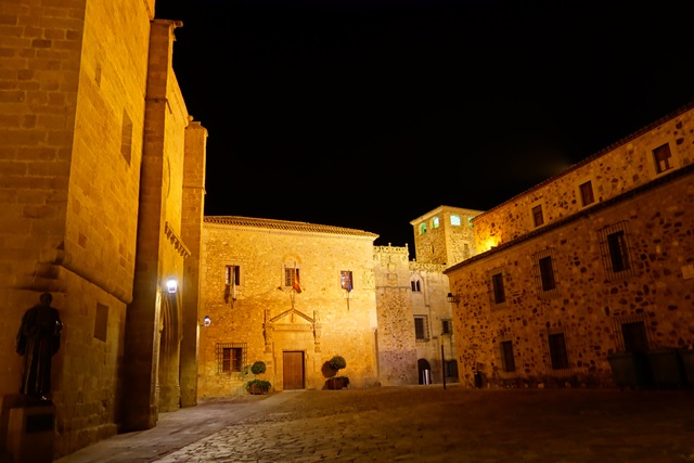 Cáceres capital. Recorrido de noche por el casco histórico iluminado. - Recorriendo Extremadura. Mis rutas por Cáceres y Badajoz (12)