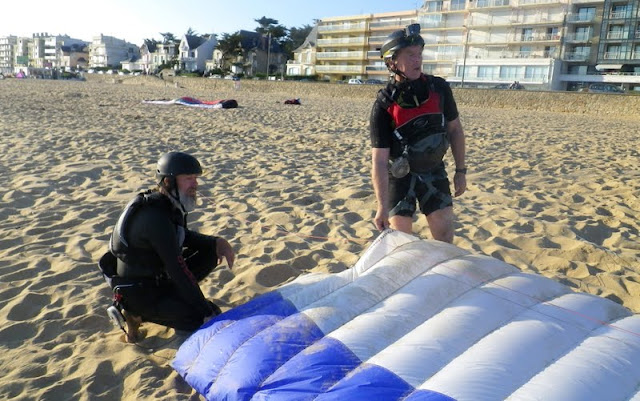 Vers l'estuaire de la Loire (Pornichet/LaBaule, St Brévin...) au fil du temps... - Page 13 Kitesurf_pulse10_0055w