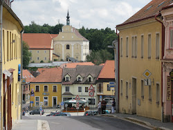 S obdobím renesance nastal rozkvět řemesel a architektury. Dačičtí měšťané si začali budovat výstavné domy. V 16. století pozvali Krajířové italské stavitele, kteří svým dílem proměnili goticky strohou tvář města. Domy dostaly renesanční štíty, vznikla nová radnice, oba zámky a věž kostela sv. Vavřince. Další stavitelsky významnou epochou Dačic bylo baroko. Koncem 17. století však město postihly velké pohromy. Nejprve mor, později řada požárů, které způsobily zkázu jeho renesanční i barokní podoby. K dochovaným barokním památkám patří areál františkánského kláštera s kostelem sv. Antonína Paduánského, sousoší Panny Marie před novým zámkem, hřbitovní kaple sv. Rocha a kostel sv. Vavřince. Rok 1843 přinesl městu světové prvenství. V jednom z domů na Palackého náměstí se zrodila dnes tak běžná věc, jakou je kostkový cukr. O tomto vynálezu vypovídá stálá expozice v městském muzeu a galerii a připomíná jej také malý žulový pomník, který se nachází naproti vchodu do kostela sv. Vavřince.