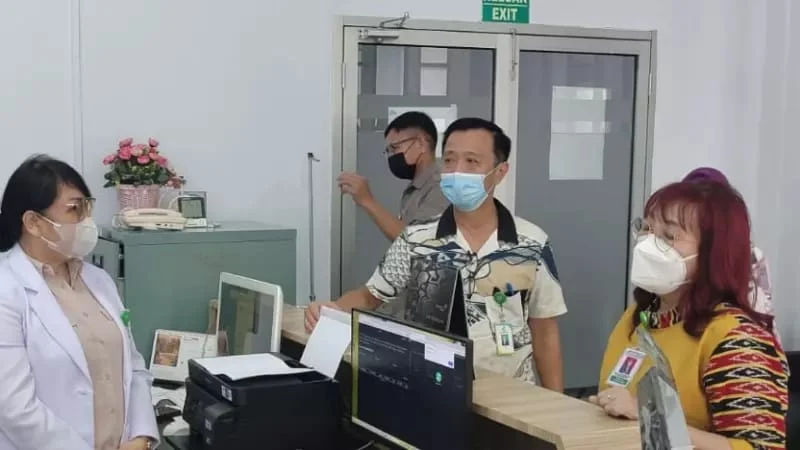 Dr dr Ivonne E Rotty MKes, saat melakukan telusur di ruangan Poli Eksekutif, Selasa (11/07). (Foto istimewa)