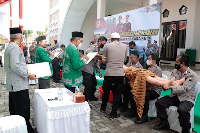 Sambut Hut Bhayangkara ke-76, Polres Jombang Gelar Lomba Memandikan Jenazah 3