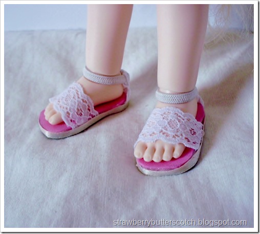 5 a Week: Lace Sandals for Dolls with a Tutorial