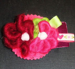 brochelia, broches de fieltro: Flores en rojos fucsias y verdes