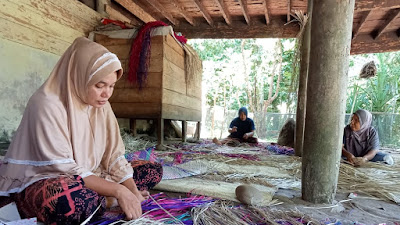 Anyaman Pandan Sumber Perekonomian Para Ibu Rumah Tangga Desa Tijeuen Daboh