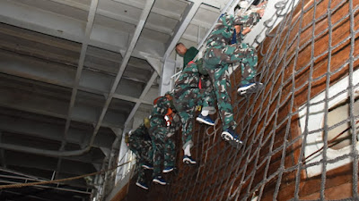 250 Siswa Dikmata TNI AL Kejuruan Marinir Lattek Embarkasi dan Debarkasi di KRI Dr. Soeharso 