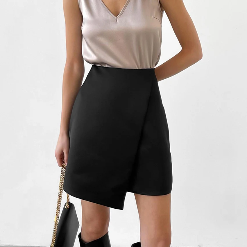 Falda larga drapeada negra versátil, elegante y fluida. Tejido efecto seda, ideal para cualquier ocasión, cómoda y con caída favorecedora.