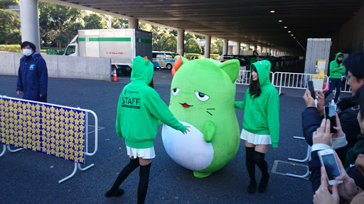 [写真]ぴにゃこら太登場。というか、ぴにゃパーカーを着たお姉さんたちがかわいい。