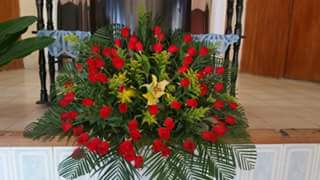 Arreglos florales grandes para iglesia con rosas - Arreglos Florales