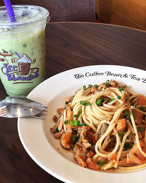 The Coffee Bean Amp Tea Leaf Salmon Amp A Mushroom Aglio Olio