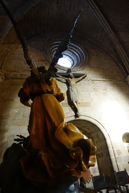 La silueta del paso de la Oración del Huerto se recorta con la imagen del Crucificado al fondo