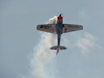 Vuelo acrobático con humo en el Club Libélula