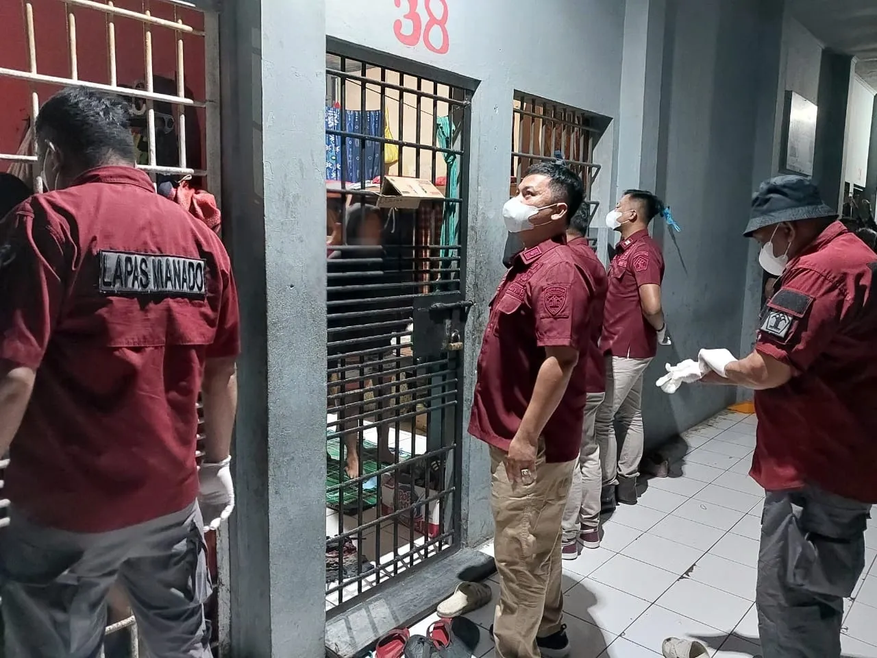 Kadiv Pemasyarakatan mengingatkan untuk mengedepankan humanisme dan bersikap santun, sambil memimpin proses penggeledahan badan dan barang di blok hunian serta lokasi potensial penyimpanan barang terlarang. (Foto istimewa)