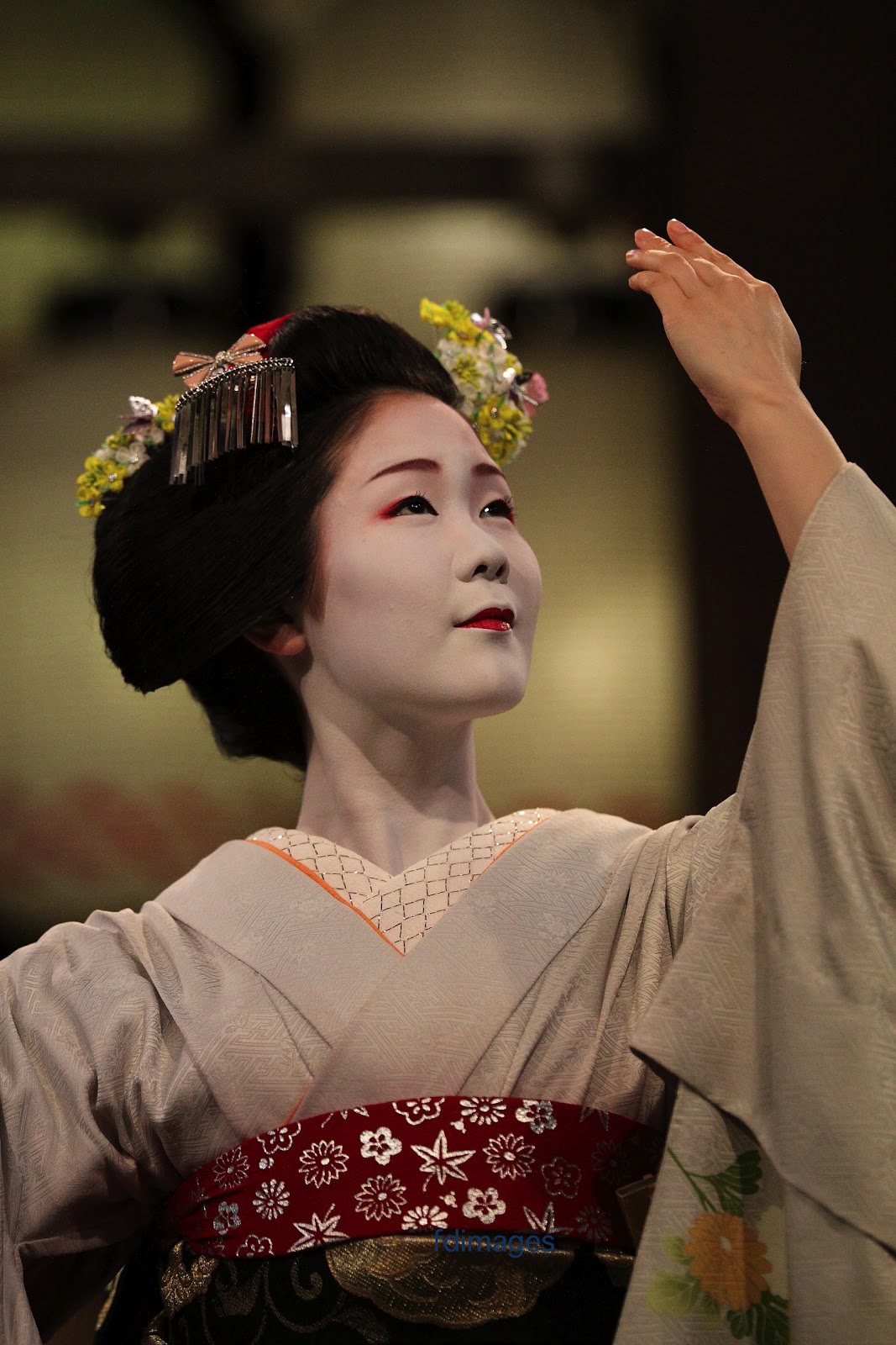 Kyoto images 京都 の 写真: Maiko Ayano, dance at Yasaka Shrine