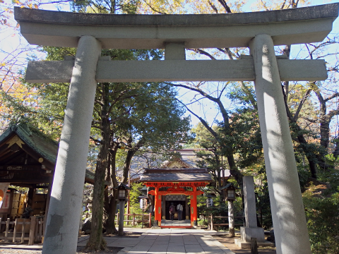 愛宕神社：一の鳥居・朱塗りの門・社殿