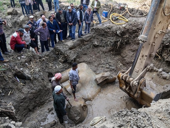 estátua antiga descoberto submerso na lama no Cairo 02