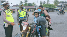 Satlantas Polres Tebo Terus Berjibaku Melawan Penyebaran Covid-19, Bagikan Masker Dan Sosialisasi Kepada Pengguna Jalan