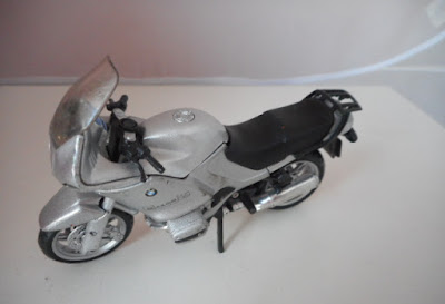 Miniatura de metal Motocicleta BMW R1150 Prateada , marca Burago  R$ 15,00