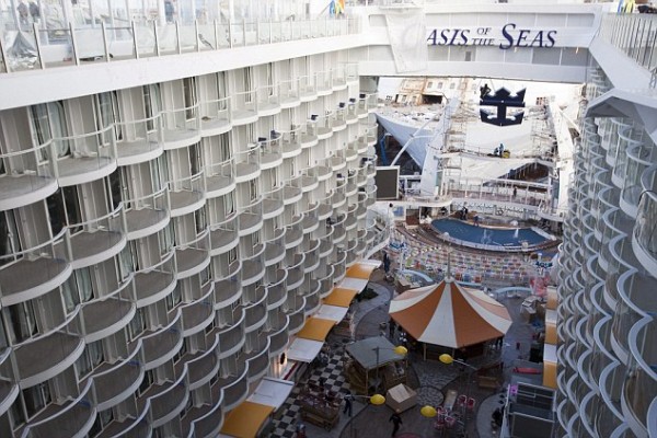 மிகப்பெரிய சுற்றுப்பயணக் கப்பல்! Oasis-of-the-Sea-Worlds-Largest-Cruise-Ship-3-600x400