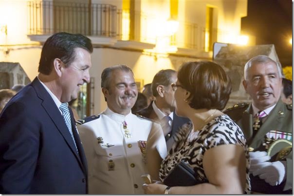 Nuestro Secretario General saludando a la nueva delegada provincial de la Junta en presencia del coronel Jiménez Castillejo y el subteniente Francisco Moreno