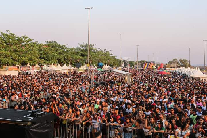 Festival de Verão: Léo Santana representa o pagodão e faz público meter  dança na pista