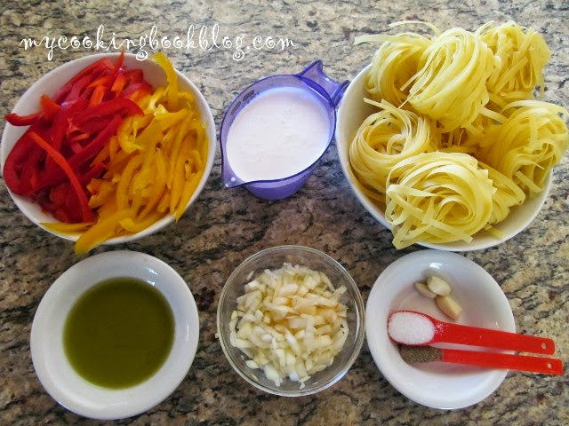 Талятеле (Tagliatelle) с цветни чушки, сметана и чесън