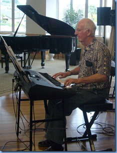 Peter Jackson playing his Yamaha PSR-S950. Photo courtesy of Diane Lyons