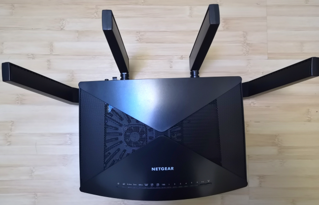 El enrutador inalámbrico Netgear Nighthawk X10 R9000