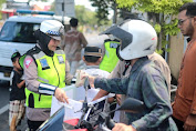 Srikandi Satlantas Polres Gresik Bagikan Makanan kepada Jamaah Setelah Sholat Jumat di Masjid