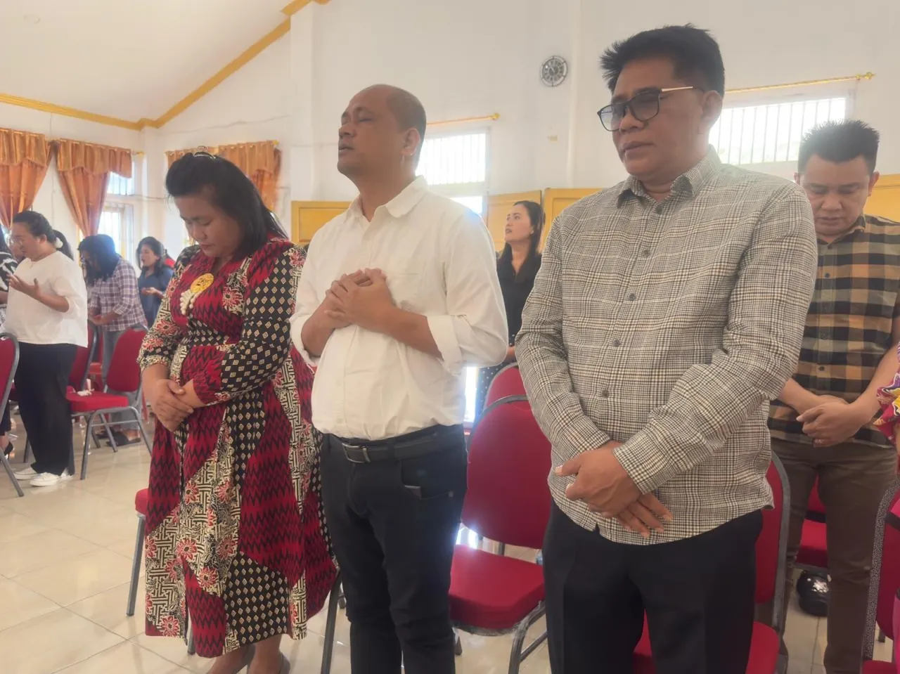 Ibadah yang berlangusng di Gereja Oikumene Hana yang berada dalam LPP Manado ini dipimpin oleh Pdt Lucy Massie Rungkat dari GMIM Nasareth Matani. (Foto istimewa)