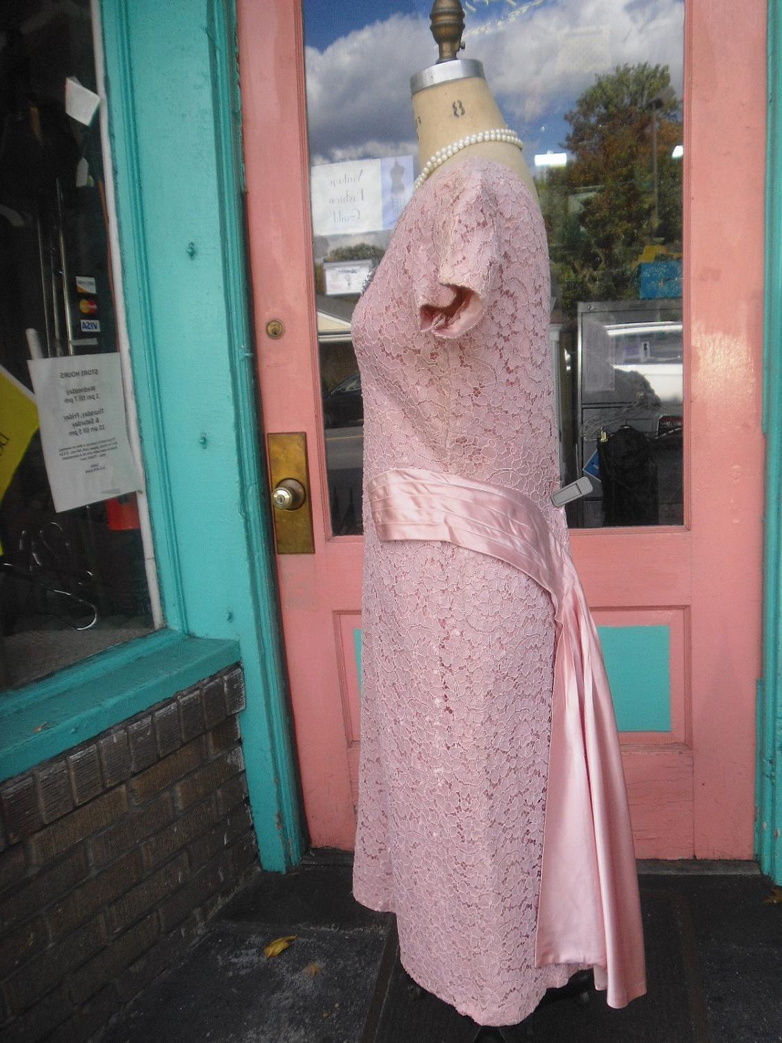 Beautiful Pink   Mauve Lace 1950s Vintage Wiggle Dress w Satin Back Panels