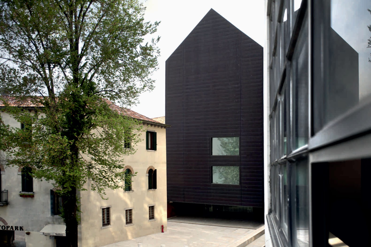 Venezia, Italia: [LAW-COURT OFFICES BY C+S ARCHITECTS]